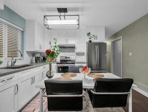 Fridge, microwave, oven, stovetop - Burquitlam 1BR guest suite with fantastic view (Coquitlam)