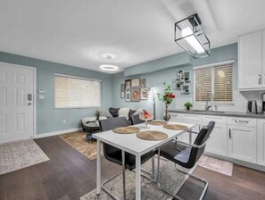 Dining - Burquitlam 1BR guest suite with fantastic view (Coquitlam)