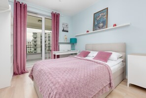 2 Schlafzimmer, Schreibtisch, Bettwäsche