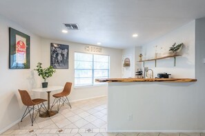 Dining - Downtown - Walk to Wimberley Square! Pearl Bungalow @ Beer Ranch Project Inn (Wimberley)