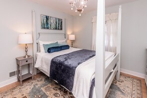 3 bedrooms, in-room safe, desk, free WiFi - Walkable to UVA, and Fontaine Research park, Newly Renovated Home.  (Charlottesville)