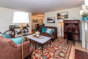Smart TV, fireplace - Walkable to UVA, and Fontaine Research park, Newly Renovated Home.  (Charlottesville)