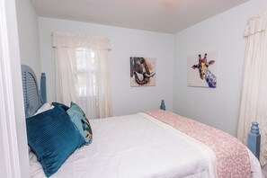 3 bedrooms, in-room safe, desk, free WiFi