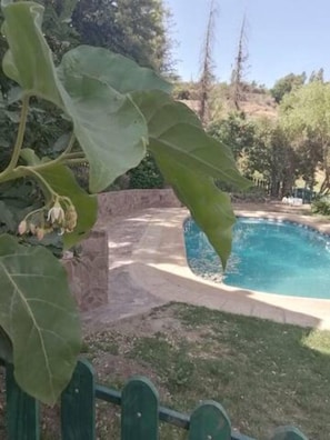 Kauden mukainen ulkouima-allas