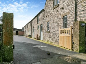 Property grounds - 2 bedroom accommodation in Litton, near Buxton (Litton, near Buxton)