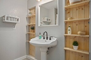 Hair dryer - Studio 1 at Beer Ranch Project. Walk to Wimberley Square. Unwind. Stay awhile. (Wimberley)