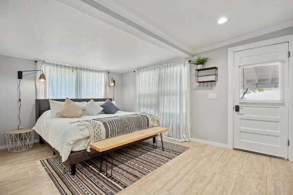 1 sovrum, skrivbord, strykjärn/strykbräda och resesäng