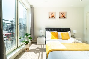 2 bedrooms, iron/ironing board, travel cot, WiFi - Luxury Greenwich Apartment 5mins from Cutty Sark Greenwich Maritime-PS4 provided (London)