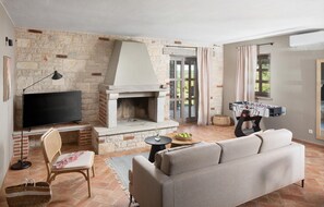 Fernseher, Kamin, Tischfußball, Tischtennisplatte