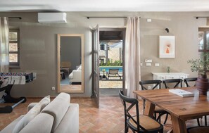 Televisión, chimenea, futbolito y tenis de mesa 