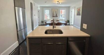 Downtown Salem Chic - 3 Bedroom w/ Parking