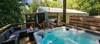 Hot Tub in the Woods, Fire Pit, Pet Friendly