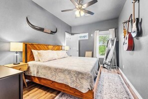 2 bedrooms, desk, iron/ironing board, WiFi