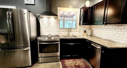 Hot Tub in the Woods, Fire Pit, Screened in Porch