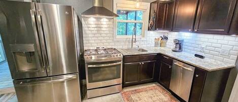 Kylskåp, mikrovågsugn, ugn och spishäll