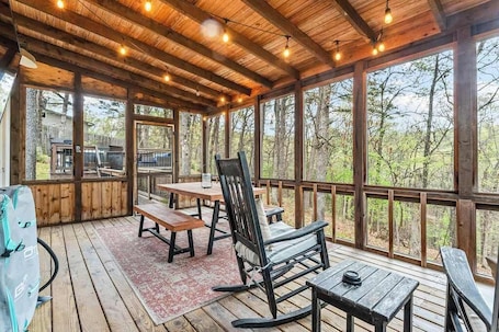 Outdoor dining. Hot Tub in the Woods, Fire Pit, Pet Friendly