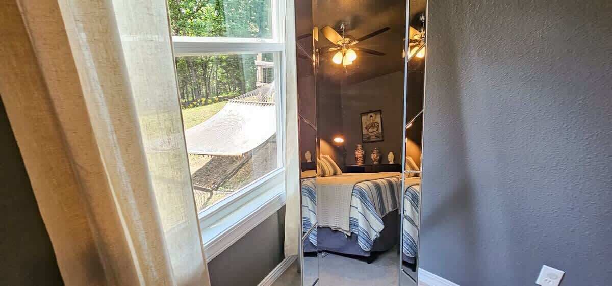 2 bedrooms, desk, iron/ironing board, WiFi