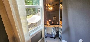 2 soverom, skrivebord, strykejern/-brett og wi-fi