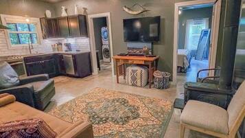 Télévision, lecteur de DVD, espaces bureaux