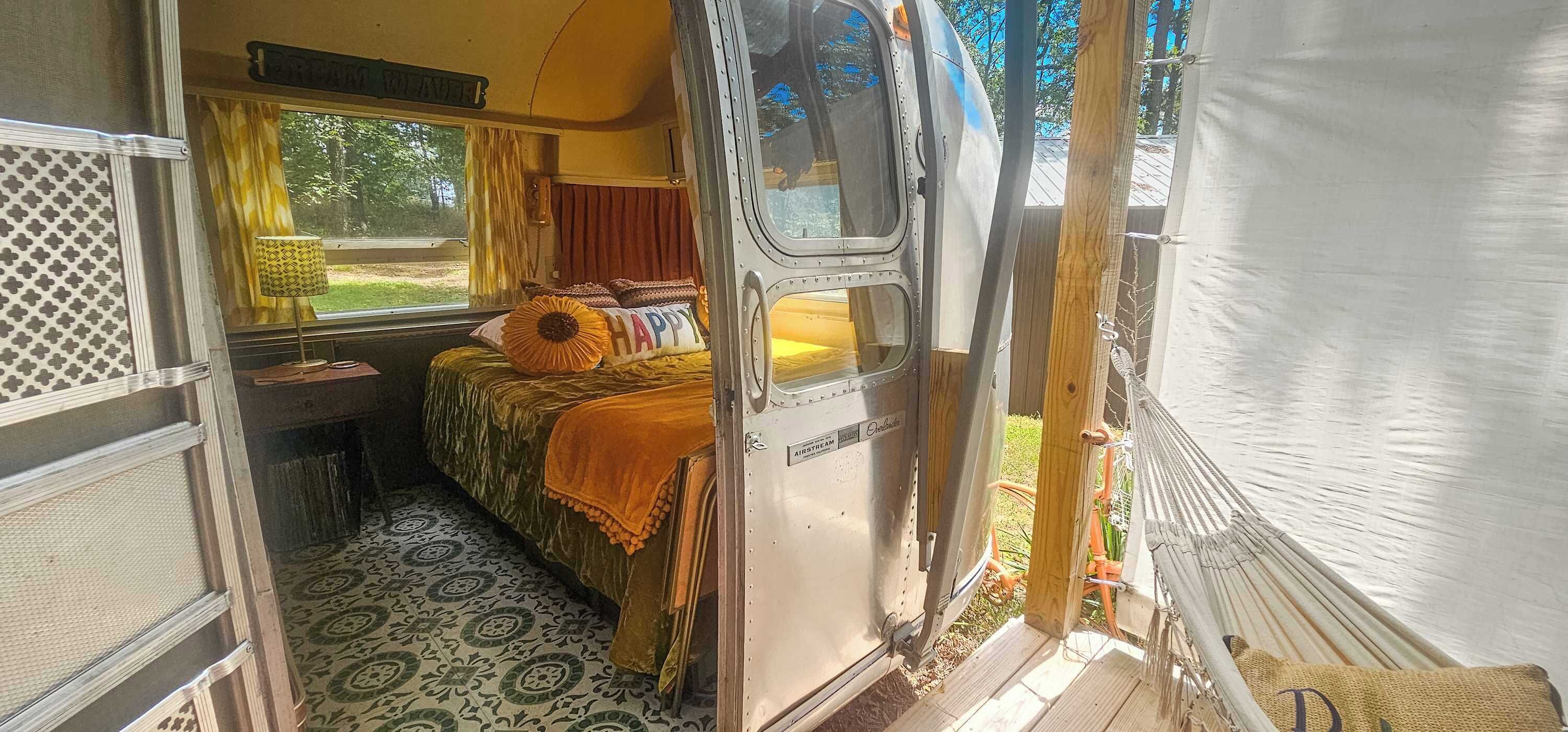 1 bedroom, desk, WiFi, bed sheets