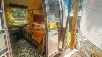 1 bedroom, desk, WiFi, bed sheets