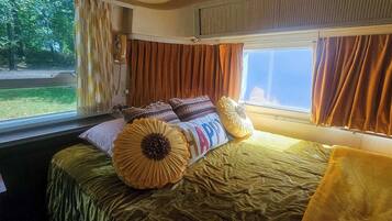 1 bedroom, desk, WiFi, bed sheets