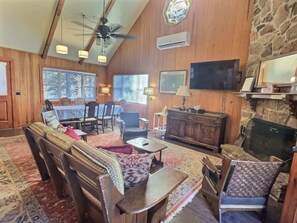 Fernseher, Kamin, DVD-Player, Tischfußball