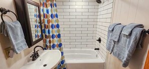 Badewanne, Haartrockner, Handtücher, Shampoo