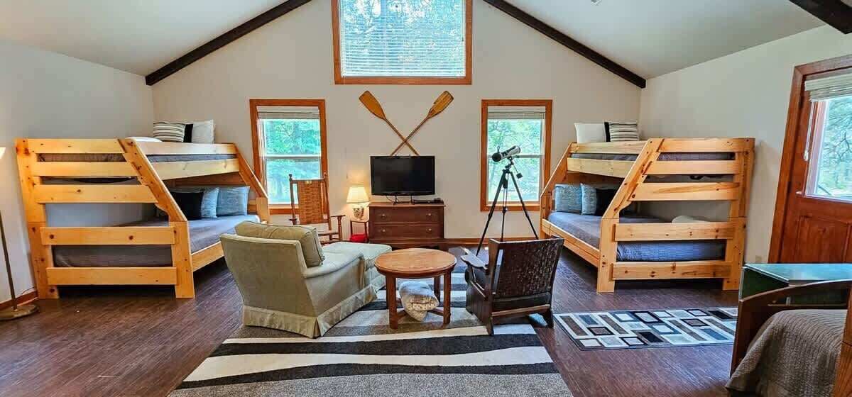 2 bedrooms, desk, iron/ironing board, WiFi