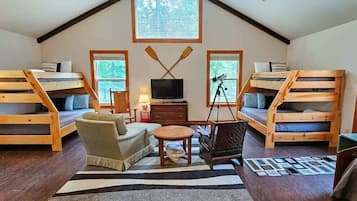 2 bedrooms, desk, iron/ironing board, WiFi