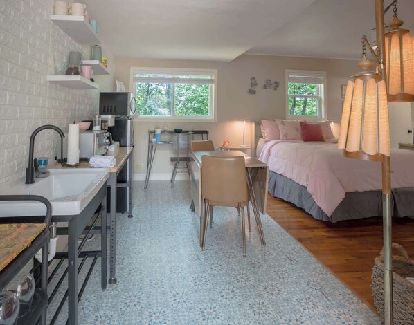 2 bedrooms, desk, WiFi, bed sheets - Retro Cottage for 4! Easy Parking! (Eureka Springs)