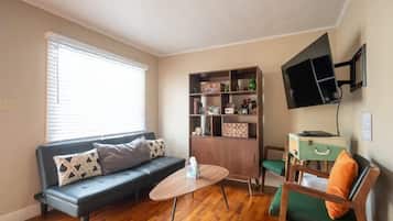 Télévision, lecteur de DVD, livres