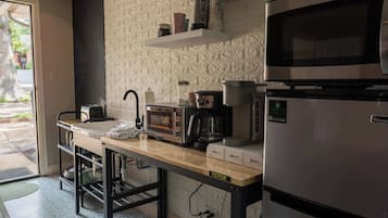 Micro-ondas, cafeteira/chaleira, talheres/pratos/utensílios de cozinha