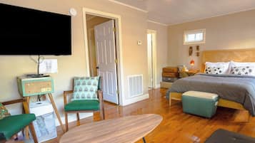 2 bedrooms, desk, WiFi, bed sheets