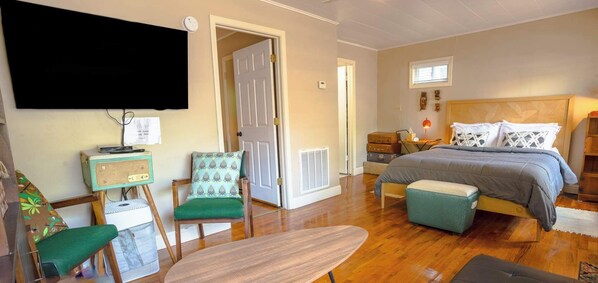 2 bedrooms, desk, WiFi, bed sheets