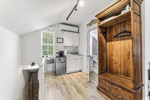Coffee/tea maker, fridge, microwave, electric kettle - Pet Friendly Loft near Downtown + Free Parking (Eureka Springs)
