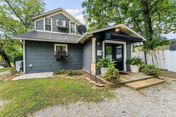 Exterior - Pet Friendly Loft near Downtown + Free Parking (Eureka Springs)