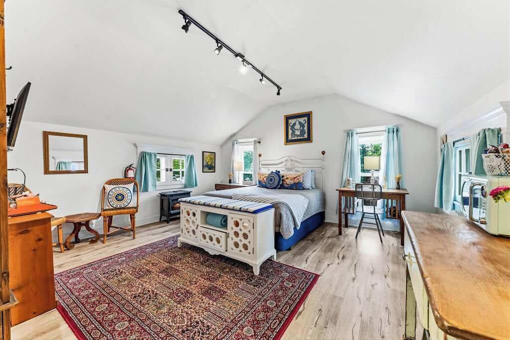 1 bedroom, desk, iron/ironing board, WiFi
