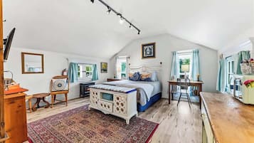 1 bedroom, desk, iron/ironing board, WiFi