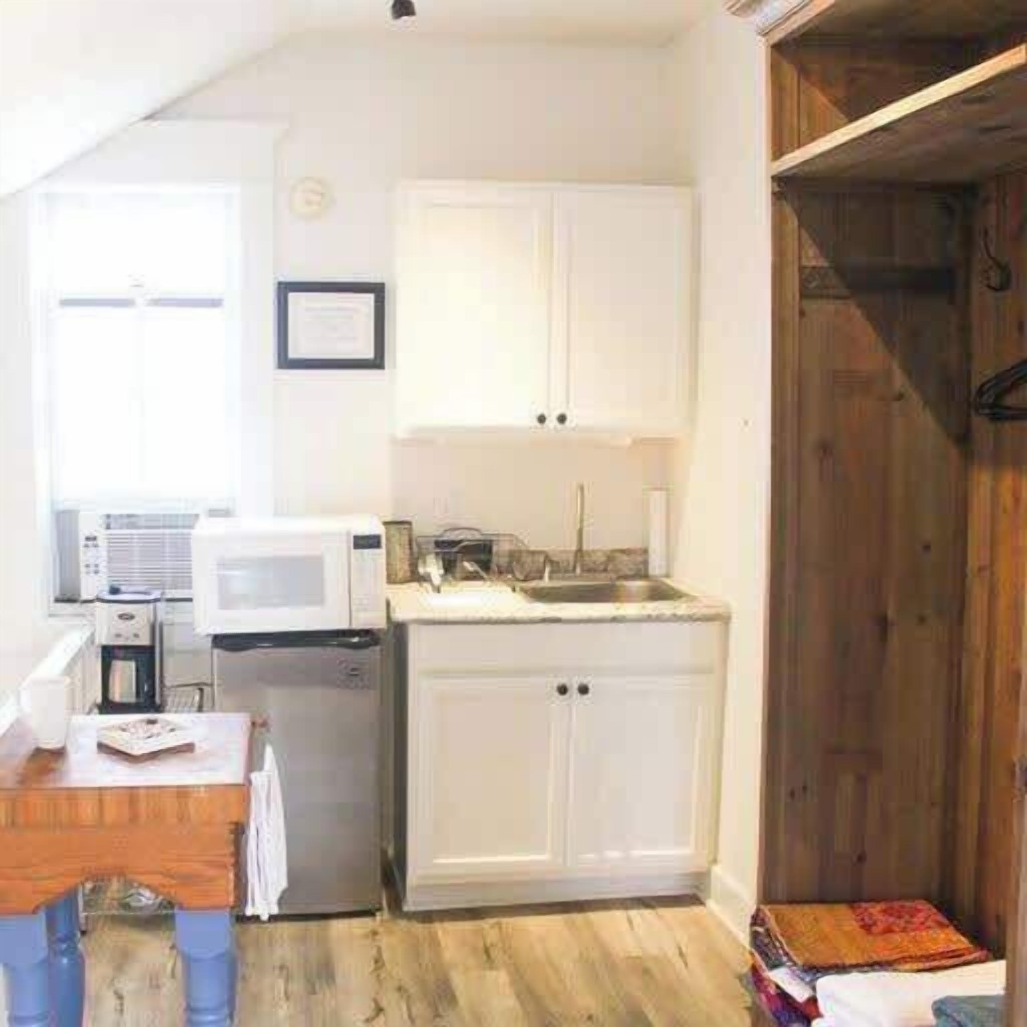 Refrigerador, microondas, cafetera y tetera y tostadora 