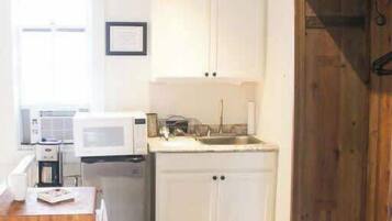 Réfrigérateur, micro-ondes, cafetiÚre/bouilloire, grille-pain