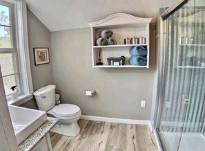 Douche, sèche-cheveux, serviettes fournies, shampoing