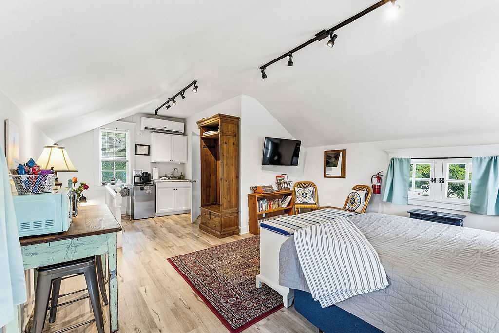 1 bedroom, desk, iron/ironing board, WiFi
