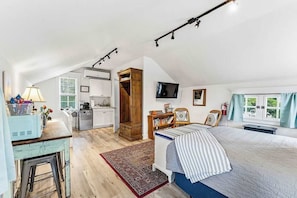 1 bedroom, desk, iron/ironing board, WiFi - Loft | Pet Friendly | Walk to Coffee & Massage (Eureka Springs)