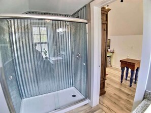 Regadera, secadora de cabello, toallas 