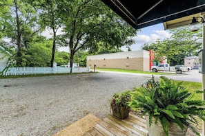 Property grounds - Loft | Pet Friendly | Walk to Coffee & Massage (Eureka Springs)