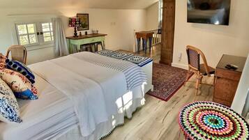 1 slaapkamer, een bureau, een strijkplank/strijkijzer, wifi