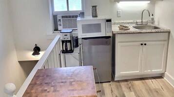 Een koelkast, een microgolfoven, een koffiezetapparaat/waterkoker