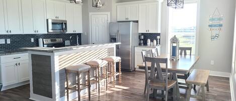 Een koelkast, een microgolfoven, een oven, een kookplaat