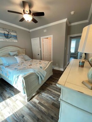 3 bedrooms, free WiFi, bed sheets - Relaxing  getaway with beautiful views. Close and easy access to beach/pool. (Galveston)